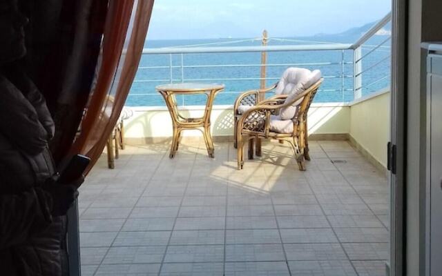 House With 2 Bedrooms in Kiato, With Wonderful sea View and Terrace -