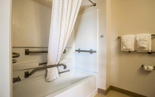 HomeTowne Studios & Suites by Red Roof Charlotte - Concord