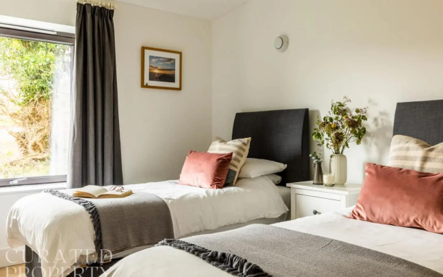 Stunning 5 Bedroom New Build With Amazing Views