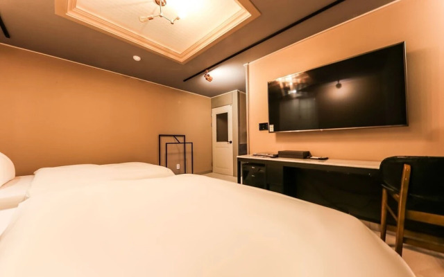Daejeon Jungri Hotel Art Bin