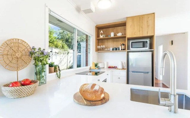 Takapuna 2 Br House Near Beach W/ Parking