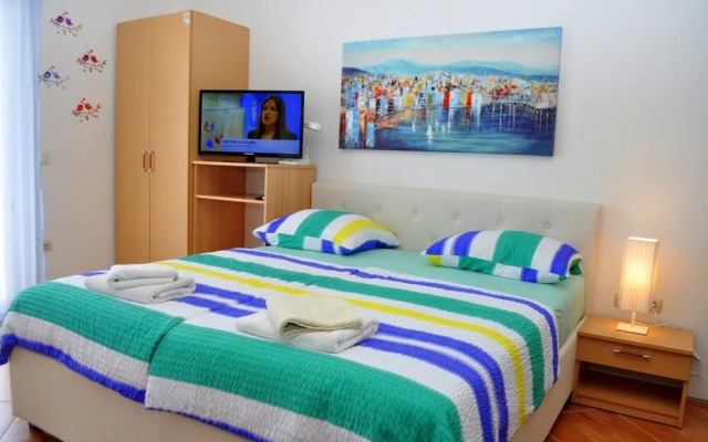 Ivi - big Parking and Courtyard - SA6