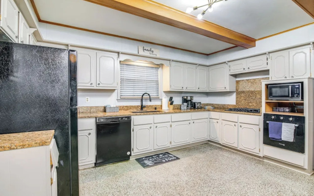 Walk to Graceland: Spacious Memphis Home!