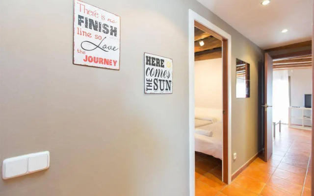 AinB Raval Hospital Apartments
