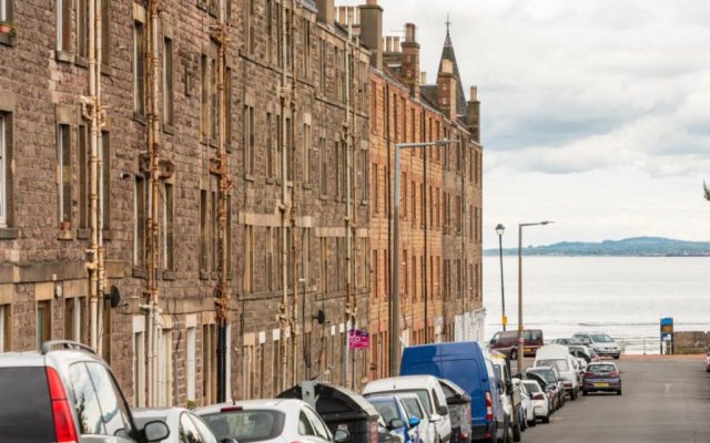 425 Quirky and Charming 2 Bedroom Seaside Apartment in Portobello