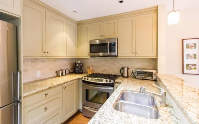 Spacious Town Home With Private Hot Tub