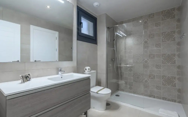 Modern Apartment With Shared Pool
