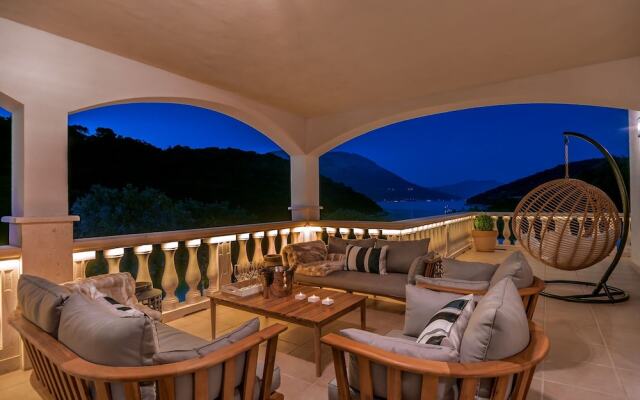 Beachfront Villa Feodora Grande