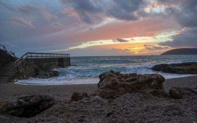Stecchi three-room beach front 5 beds-Casa Stecchi