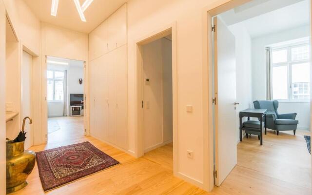 Spacious and Bright Apartment in Cais Sodre