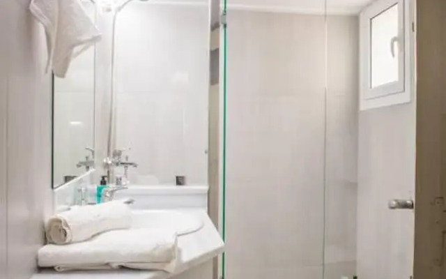 Modern Clean Apartment w h Balcony Near Metro, Athens