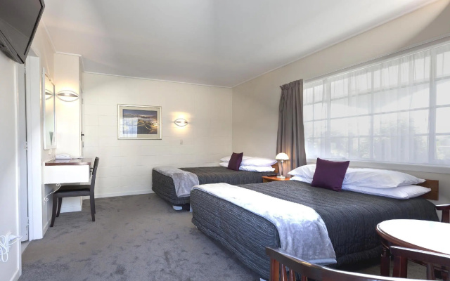 Tudor Motor Lodge – Guest Rooms – Hamilton
