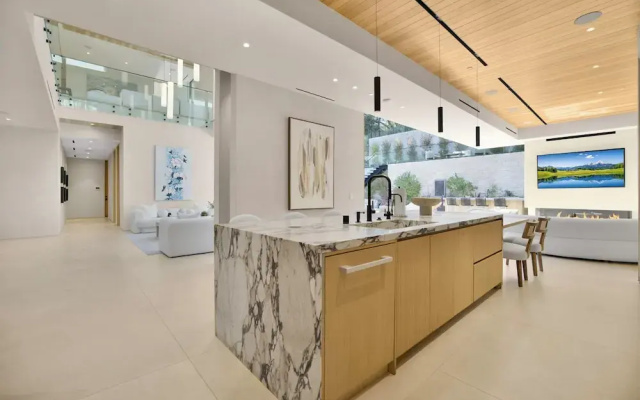Hutton Villa - 5-bedroom Retreat in Iconic Beverly Hills Oasis