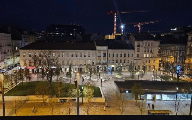Super Central Studio Apartment - With Balcony