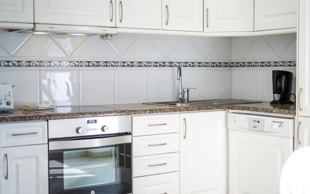 Oura Sunrise II Apartment by Stay-ici, Algarve Holiday Rental