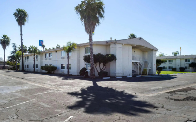 Super 8 Motel - Merced