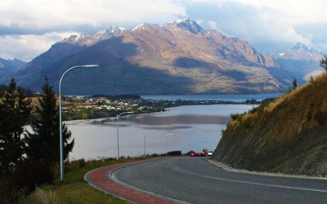 Remarkable Lake View Townhouse Queenstown Hill