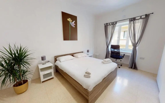 St Julians - Balluta Bay large 3 bedroom apartment