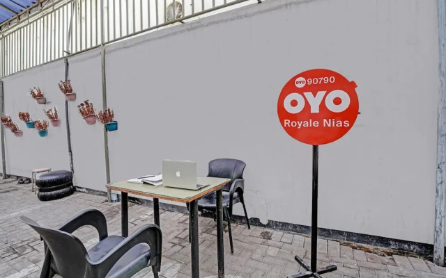 OYO 90790 Royale Nias