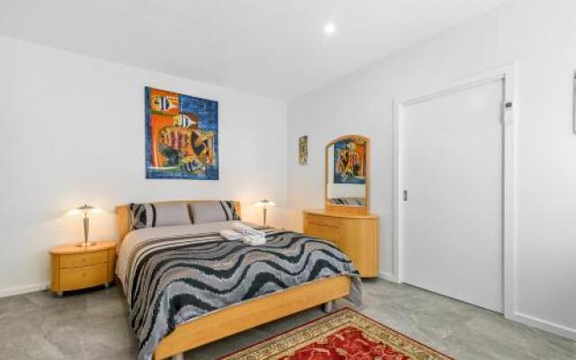 Black Dolphin Waterfront Apartment
