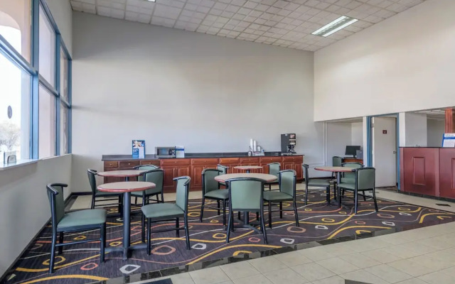 Super 8 Motel - Forsyth