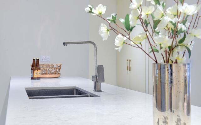 New Luxury Manhattan style in heart of CBD