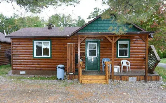 Spectacle Lake Lodge