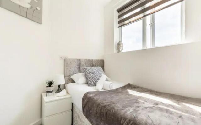 Luxury 3-Bed Apartment Near To London With Parking