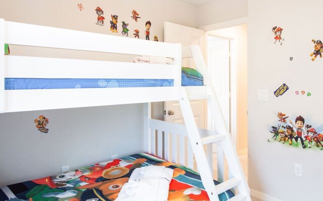 Spacious 4B Family-friendly Townhome Near Disney!