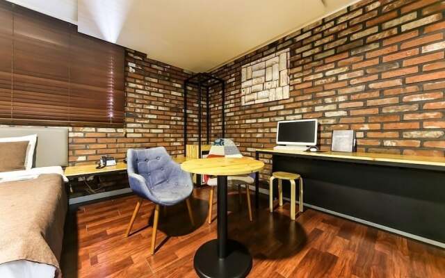 Hotel 385