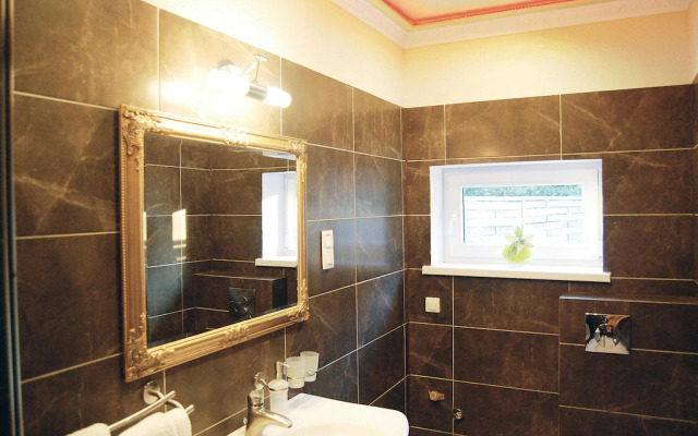 Terraced House With Pool and Sauna, Sieciemin