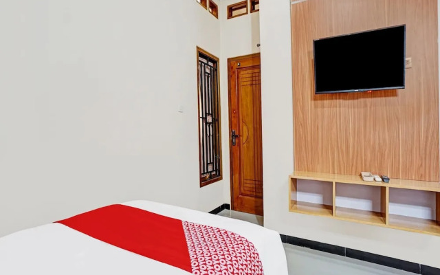 Avisha Guest House Syariah by OYO Rooms