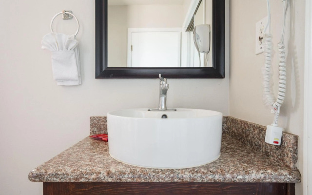 Solaire Inn & Suites