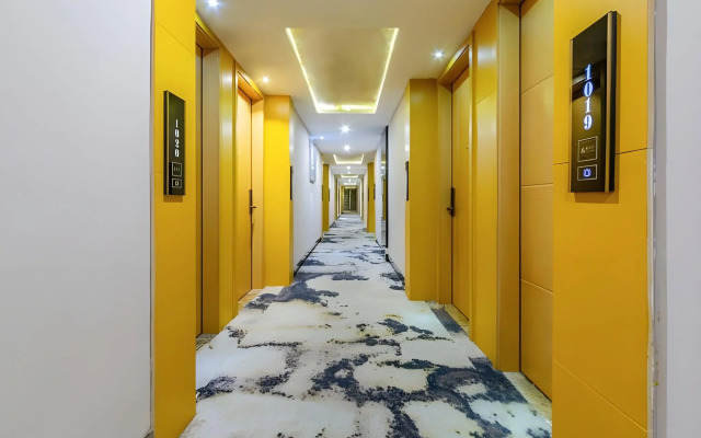 Ease Hotel (Shenzhen Huaqiangbei Yannan Metro Station)