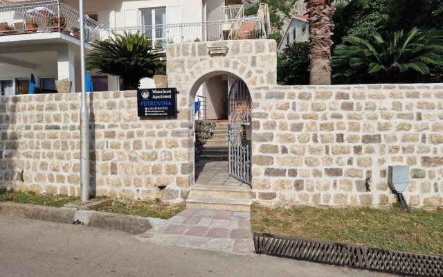 Waterfront Apartment Petrovina