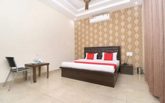 Oyo 31026 Samrat Regency