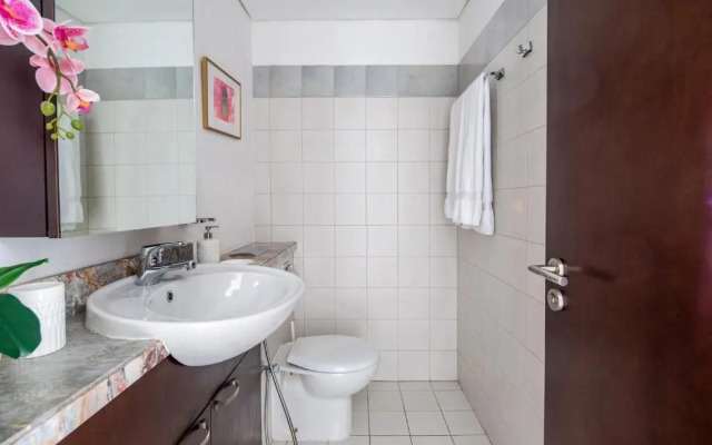 Modern Dubai Marina Apt by GuestReady