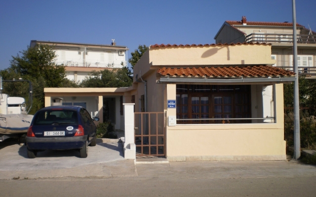 Apartment Vito - 10 m from sea: A2 Brodarica, Riviera Sibenik