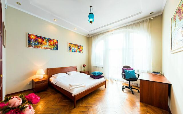 Fabulous 3-room Apartment, Minutes to Rynok Square