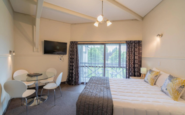 ASURE Explorer Motel & Apartments – Guest Rooms – Te Anau