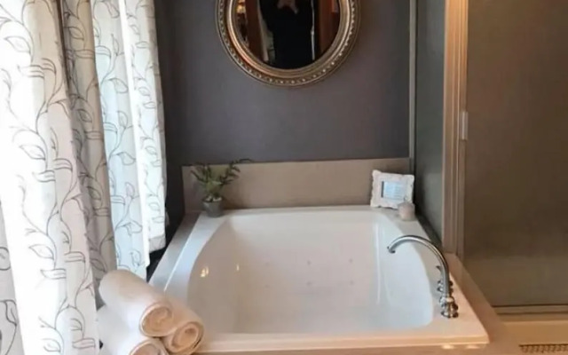 Evans Holly Grove Inn B&B