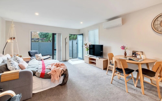 Beautifully Styled 2BR w 2 Carparks & Aircon
