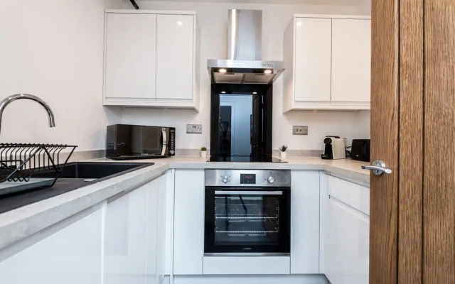 Prestige STAY Aparthotel - 42 Stanley Street Party Apartments