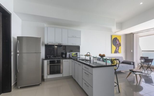 Stunning Highrise Seafront Apartment