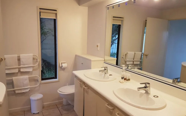 Queenstown Lakeview Holiday Home
