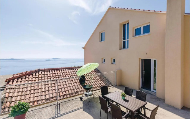 Three-Bedroom Apartment in Plat