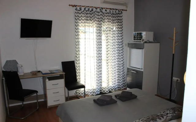 Apartments and Room Thea