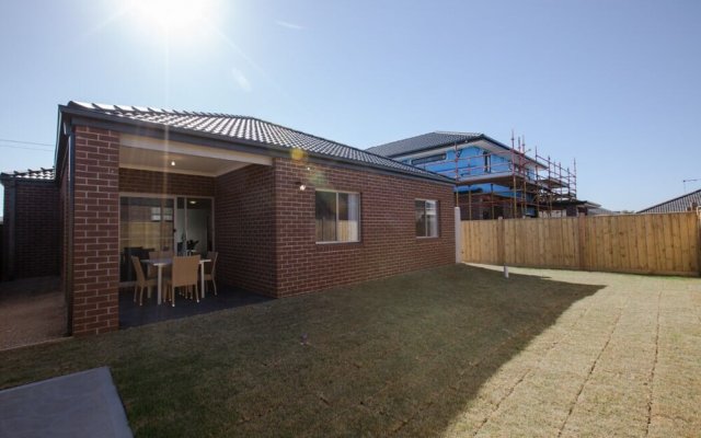 Big Family Fun 4 Bedrooms House In Point Cook