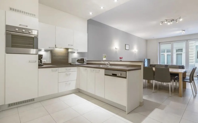 Apartment With Modern Kitchen