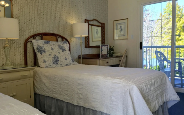 Lakeside Country Inn